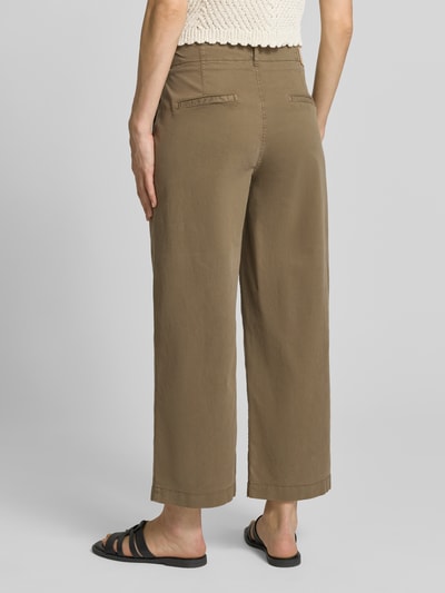 Frauenmodel trägt Wide Leg Jeans aus Lyocell-Mix Modell 'STYLE.MAINE S' von Brax in einfarbigem Braunton, cropped Länge, Rückansicht Ganzkörperansicht.