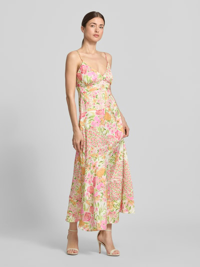 Modelka nosi Fließendes Maxikleid aus Satin Modell 'ALTHEA' von Vero Moda, pastelowe kwiatowe wzory, satynowa tekstura, długość maxi, regulowane ramiączka, całkowity widok z przodu.