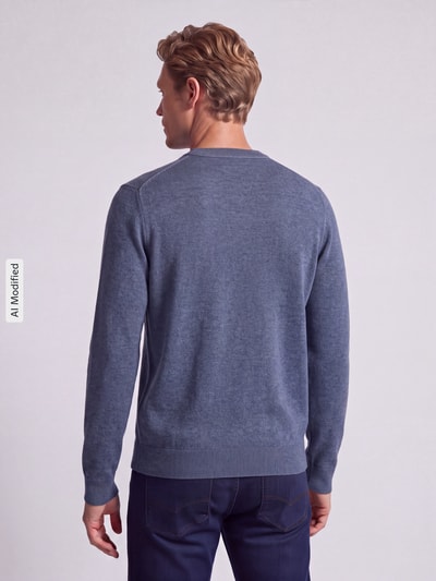 Mężczyzna model nosi niebieski sweter Regular Fit Pullover aus reiner Schurwolle Modell 'Kestefo' od BOSS Orange, widok całej sylwetki z tyłu, KI-modifiziertes Bild.