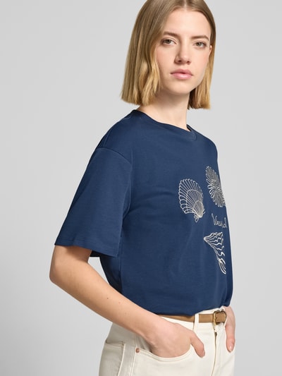 Frauenmodel trägt Damen T-Shirt von Weekend Max Mara, Regular-Fit, Optik: Unifarben, Floral-Stitching-Applikation, Rundhals-Ausschnitt, Ärmelform: Kurzarm, Materialverarbeitung: Feinripp, Material: Reine Baumwolle, Modell 'SABATO', Ganzkörperansicht von vorne