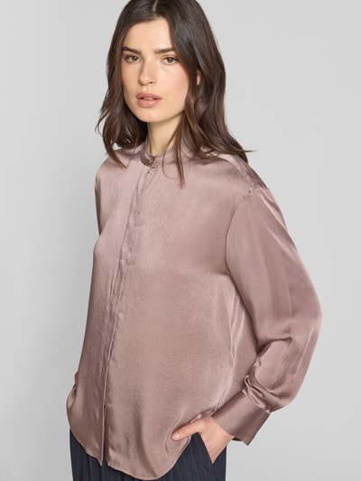 Kobiece model prezentuje Relaxed Fit Bluse mit Stehkragen od Calvin Klein Womenswear z satyny, krój relaxed fit, stójka, z długim rękawem, długość tyłu w rozmiarze S 65 cm, długość rękawów w rozmiarze S 57 cm, widok całej sylwetki z przodu.