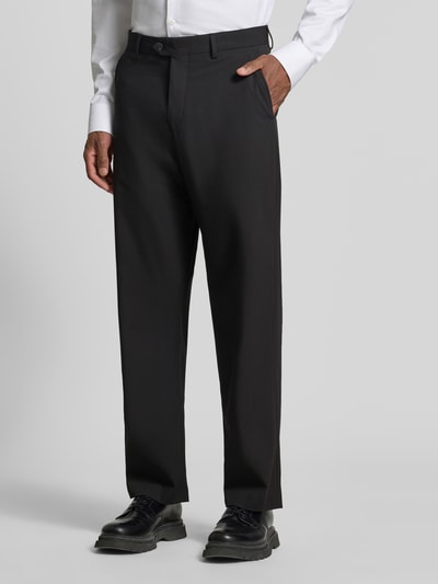 Männermodel trägt schwarze Loose Fit Anzughose mit Gürtelschlaufen Modell 'LOOSE-LIAM' von Selected, Herrenmode, Ganzkörperansicht von vorne.