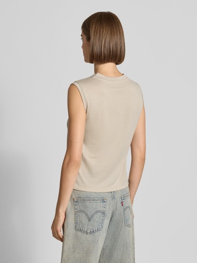 Kobiece modelka nosi beżowy top Regular Fit Top mit Viskose-Anteil Modell 'PIMI' od PIECES, damski top, widok całej sylwetki z tyłu.