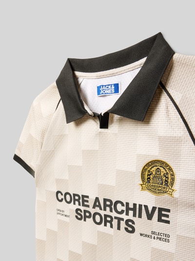 Productfoto, Trikot met polokraag model 'BREEZE FOOTBALL' van Jack & Jones in regular fit, print, beige en zwart, kindermaten, achterkant 53 cm lang bij maat 140