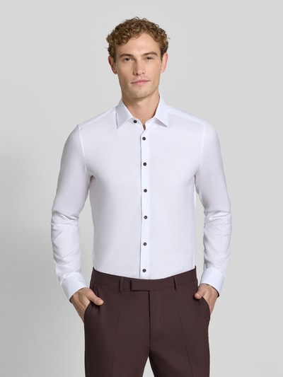 Męski model nosi Body Fit Businesshemd mit extra langem Arm od OLYMP, koszula biznesowa, biała, gładka faktura, krój slim fit, całkowity widok z przodu.