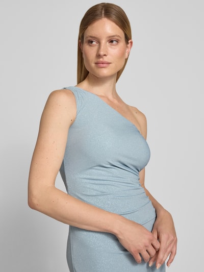 Frauenmodel trägt Cocktailkleid im One-Shoulder-Look von Jake*s Cocktail, Schimmernd, Figurbetont, Material-Mix mit Stretch-Anteil, Nahaufnahme Oberkörper.