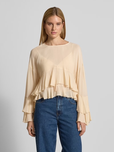 Frauenmodel trägt Slim Fit Langarmbluse aus reiner Viskose Modell 'BLEJA' von BOSS Orange, Optik: Unifarben, semitransparent, Chiffon, Label-Applikation, Rundhals, 3/4-Arm, Schlüsselloch Rücken, Ganzkörperansicht von vorne.