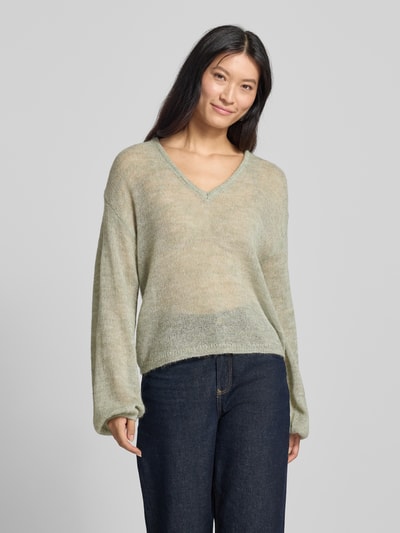 Vrouwenmodel draagt Relaxed Fit pullover met alpaca-aandeel Model 'Dido' van FREE/QUENT in semi-transparante look, Materiaalmix met katoen-alpacawol, v-hals, ruglengte 56 cm, mouwlengte 55 cm, kleurtinten lichtgroen en beige, Ganzkörperansicht van voren.