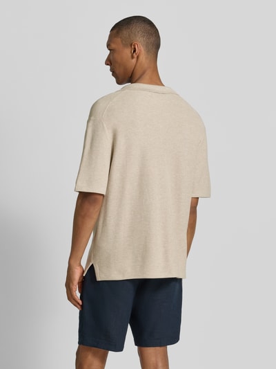 Männermodel trägt Regular Fit Poloshirt aus reiner Baumwolle von Polo Ralph Lauren in Beige, strukturierte Oberfläche, Ganzkörperansicht Rückansicht.