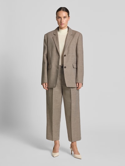 Frauenmodel trägt Relaxed Fit Blazer mit Pattentaschen Modell 'LOLA' von Closed, Schurwoll-Mix, kariertes Muster, Ganzkörperansicht von vorne.