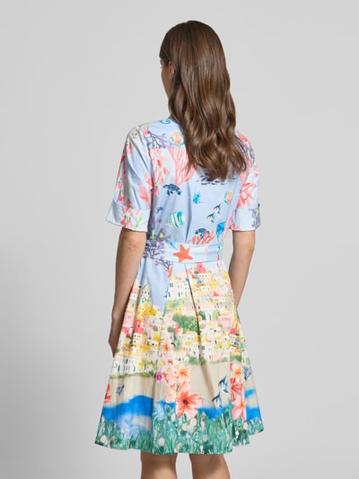 Frauenmodel trägt Hemdblusenkleid mit Bindegürtel von ROBE LÉGÈRE, bunte Farben, A-Linie, Allover-Look, Baumwoll-Elasthan-Mix, Knopfleiste, Knielänge, Rückenlänge 100 cm, Brustweite 42 cm, Ärmellänge 29 cm, Ganzkörperansicht Rückansicht.
