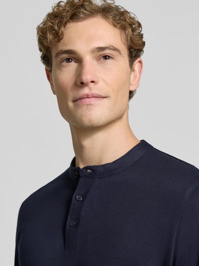 Männermodel trägt Longsleeve mit Knopfleiste Modell 'BADO' von CINQUE in Dunkelblau, reine Baumwolle, Nahaufnahme Oberkörper.