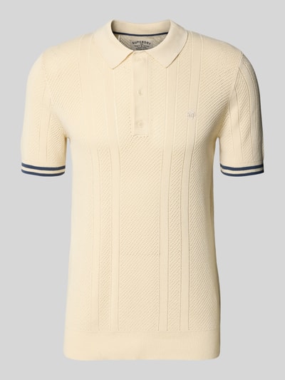Produktfoto, Slim Fit Poloshirt mit Strukturmuster und Knopfleiste von Superdry aus reiner Baumwolle in Creme, kurzer Schnitt, feine Textur.