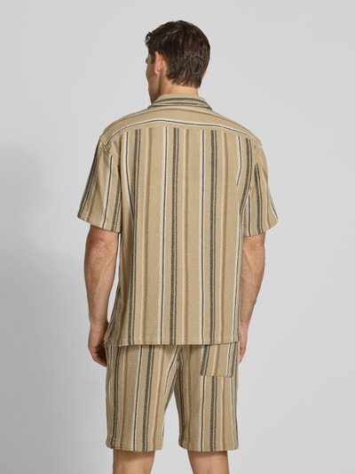 Männermodel trägt Regular Fit Freizeithemd mit Kentkragen van MCNEAL uit pure katoen, zandkleurig met strepen, rugaanzicht, korte mouwen, comfortabele pasvorm