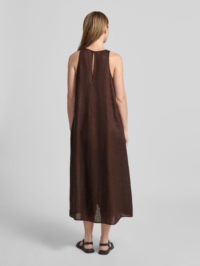 Frauenmodel trägt Midikleid aus Leinen mit Rundhalsausschnitt Modell 'UKARA' von ECOALF in Dunkelbraun, A-Linie, Ganzkörperansicht Rückansicht.