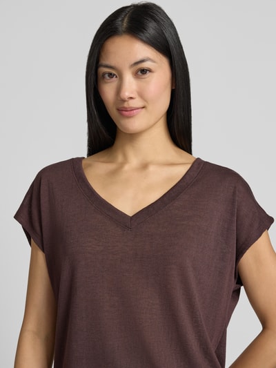 Vrouwenmodel draagt T-shirt uit viscosemix met V-hals van zero, regular fit, kapmouwen, ruglengte maat 36: 56 cm. Nahaufnahme Oberkörper.