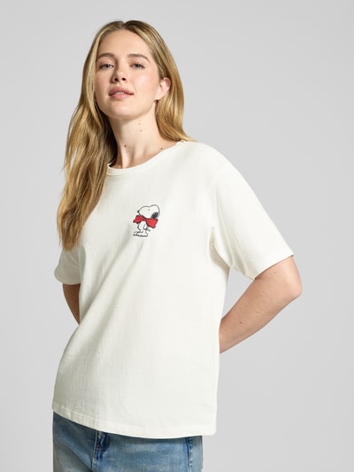 Frauenmodel trägt T-Shirt mit Motiv-Print und Rundhalsausschnitt von Jake*s Casual aus reiner Bio-Baumwolle, Relaxed-Fit, Vorderansicht Nahaufnahme Oberkörper.