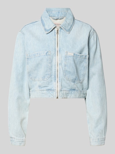 Produktfoto, Cropped Jeansjacke mit Reißverschluss von Guess Jeans in hellem Used-Look, Baumwoll-Mix mit Lyocell, große aufgesetzte Taschen, sichtbares Label-Detail, strukturierte Denim-Textur, Vorderansicht.