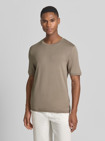 Męski model nosi Regular Fit T-Shirt mit Rundhalsausschnitt Modell 'Badi' von CINQUE, bawełna, krój regular fit, okrągły dekolt, elastyczne zakończenia rękawów, długość tyłu w rozmiarze M: 68 cm, neutralny beżowy kolor, jednolita struktura materiału, widok całej sylwetki z przodu.