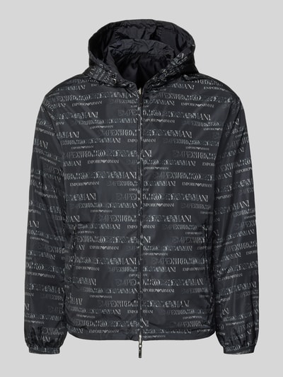 Produktfoto, Jacke mit Logo-Muster und Zweiwege-Reißverschluss von Emporio Armani in Schwarz mit weißen Logos, strukturierte Oberfläche, Regular-Fit, Kapuze mit Tunnelzug, Reißverschlusstaschen, Rückenlänge 70 cm, Schulterbreite 58 cm, Brustweite 62 cm, Ärmellänge 66 cm, Herren