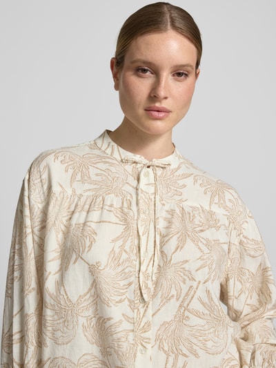 Vrouwenmodel draagt Leinenbluse mit Rundhalsausschnitt und Schnürung van Fynch-Hatton, linnenmix met viscose, regular fit, ronde hals met vetersluiting, knoopsluiting, ruglengte 70 cm, mouwlengte 55 cm, lichtbeige met bladmotief, textuur fijn en soepel. Nahaufnahme bovenlichaam.