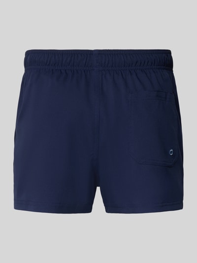 Produktfoto, Badehose mit Seitentaschen und Klettverschlusstasche hinten von PUMA in Dunkelblau, Regular Fit, elastischer Bund, strukturierte glatte Oberfläche