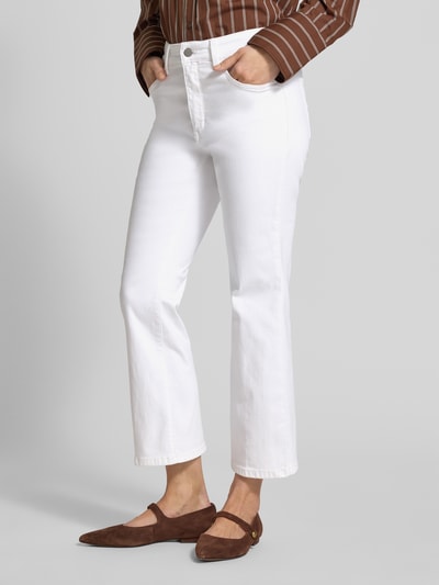 Vrouwenmodel draagt Jeans met steekzakken model 'Dream Kick' van MAC, katoenmix met stretch, regular fit, wit, volledige vooraanzicht.