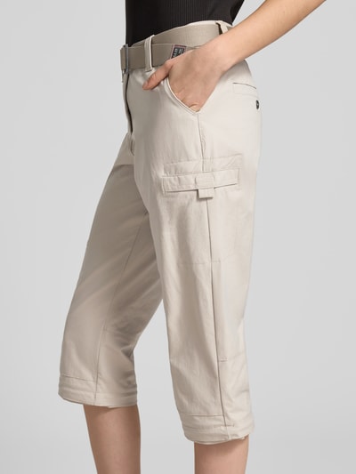 Frauenmodel trägt Straight Fit Wanderhose mit Zip-Off von G.I.G.A. DX in Beige mit abnehmbarem Gürtel, Nahaufnahme Oberkörper.