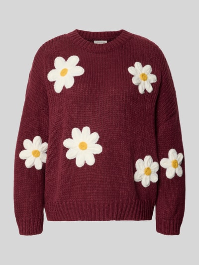 Produktfoto, Oversized Strickpullover mit floralen Stitchings von Apricot, bordowy, okrągły dekolt, prążkowane wykończenia, wyhaftowane kwiaty, długość tyłu 62 cm, długość rękawów 43 cm