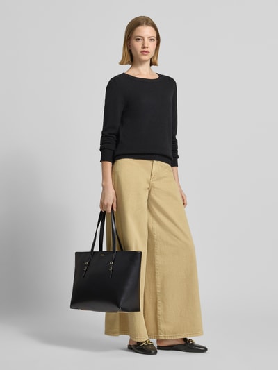 Frauenmodel trägt Shopper in Lederoptik Modell 'SYNDRA_SHOPPER' von HUGO, Optik: Unifarben, Label-Applikation aus Metall, Tragehenkel, Ganzkörperansicht von vorne.