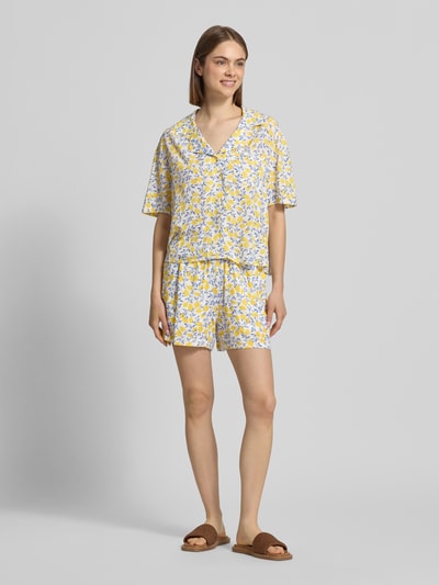 Vrouwenmodel draagt Regular Fit Shorts uit zuivere viscose model 'BARRI' van Pieces met all-over bloemenmotief, zij-steekzakken, elastische boord, lichte kleuren, gladde textuur, materiaal: zuivere viscose. Ganzkörperaanzicht van voren.