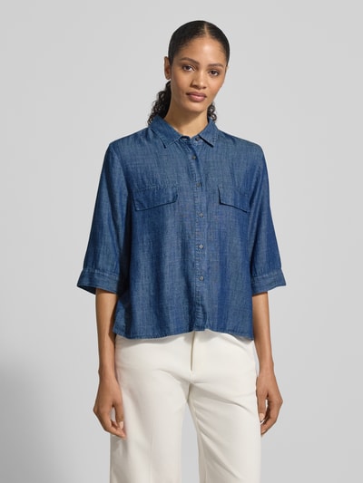 Frauenmodel trägt Relaxed Fit Bluse aus Lyocell-Leinen-Mix Modell 'BEA' von 0039 Italy in Blau, Hemdblusenkragen, 3/4-Arm, Ganzkörperansicht von vorne.