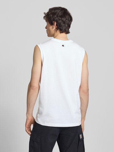 Männermodel trägt Top mit Label-Stitching und Rundhalsausschnitt von CHAMPION in Weiß, reine Baumwolle, Regular Fit, Ganzkörperansicht Rückansicht.