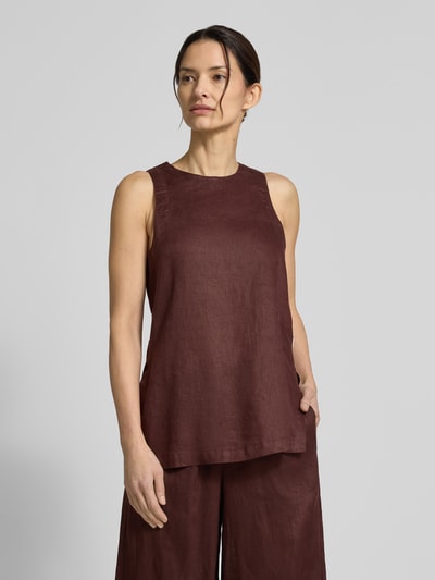 Vrouwenmodel draagt top uit zuiver linnen met ronde hals en zijsplitten, regular fit, model 'SIA' van ECOALF, dames, vooraanzicht bovenlichaam