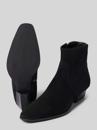Produktfoto, schwarze Stiefeletten aus echtem Rindsleder Modell 'Bassotte' von GANT, glatte Oberfläche, spitze Form, Damen Stiefeletten von GANT.