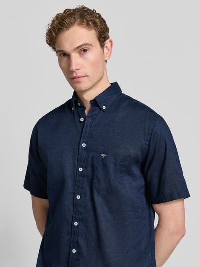 Männermodel trägt Slim Fit Freizeithemd aus Leinen-Baumwoll-Mix von Fynch-Hatton in Dunkelblau mit Brusttasche, Button-Down-Kragen, Knopfleiste, Label-Stitching; Rückenlänge 74 cm, Schulterbreite 48 cm, Ärmellänge 26 cm, Nahaufnahme Oberkörper.