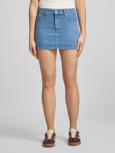 Frauenmodel trägt Regular Fit Jeansrock aus Baumwoll-Mix Modell 'GALANIE_B' von Hugo Blue in Blau, Denim-Optik, Mini-Länge, 5-Pocket-Design, Label-Patch, verdeckter Reißverschluss, gerade Saumkante, Ganzkörperansicht von vorne.