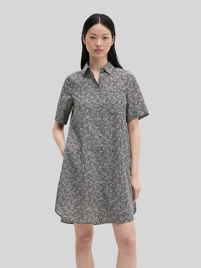 Frauenmodel trägt Loose Fit Freizeitkleid aus reiner Baumwolle von Marc O'Polo mit feinem Schwarz-Weiß-Muster, Ganzkörperansicht von vorne, Damen Freizeitkleid von Marc O'Polo.