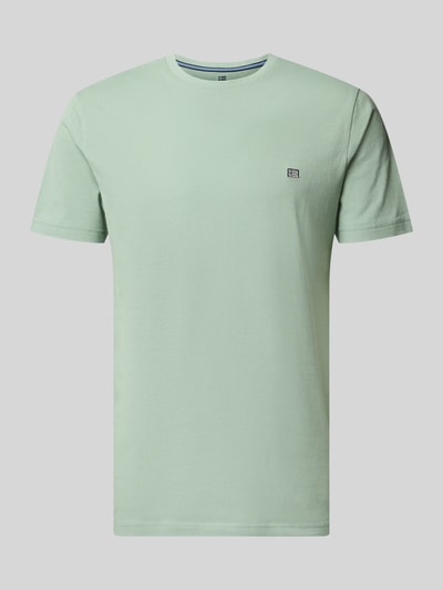 Produktfoto, T-Shirt aus Baumwolle mit Rundhalsausschnitt von Christian Berg Men in Hellgrün, Regular Fit, feine Struktur, Label-Detail vorn.
