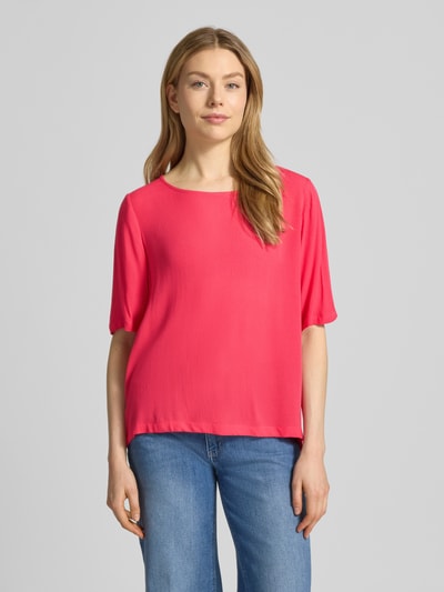 Frauenmodel trägt Relaxed Fit T-Shirt aus reiner Viskose Modell 'Marrakech' von ICHI in Pink mit Rundhalsausschnitt, Ganzkörperansicht von vorne