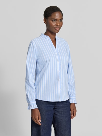 Vrouwenmodel draagt Regular Fit Bluse mit V-Ausschnitt van MORE in katoenmix met stretch, all-over look, knoopsluiting, voorkant geheel zichtbaar, KI-modifiziertes Bild