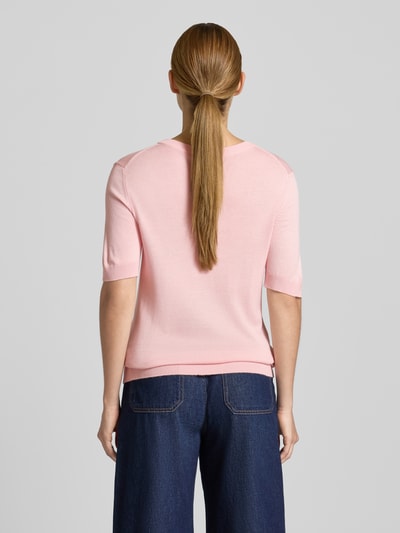 Frauenmodel trägt Strickshirt aus Viskose-Mix mit Rundhalsausschnitt von Smith and Soul in Rosa, glatte Struktur, Ganzkörperansicht Rückansicht. Slim Fit, gerippte Abschlüsse, Rückenlänge 56 cm, Ärmellänge 23 cm.