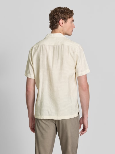 Männermodel trägt Modern Fit Freizeithemd mit Strukturmuster von Lindbergh, Viskose-Mix, Reverskragen, Knopfleiste, Rückenlänge 73 cm, Schulterbreite 48 cm, Ärmellänge 26 cm, helle Farben, feine Textur, Ganzkörperansicht Rückansicht.