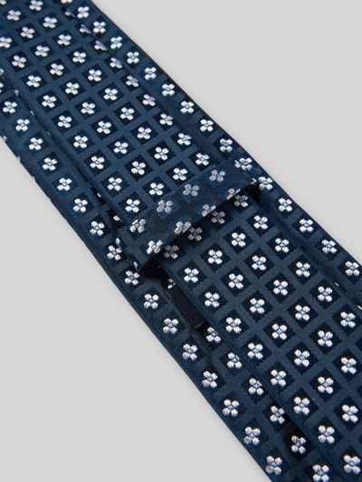 Produktfoto, Krawatte aus Seide im Allover-Look (7,5 cm) von Willen in Dunkelblau mit weiß-blauen Allover-Motiven, klassische Form, Label-Detail, Breite 8 cm