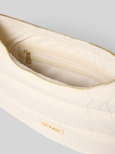 Produktfoto, Halfmoon Bag mit Label-Detail Modell 'Lifetime Buddy M' von Hey Marly in Beige mit goldenem Reißverschluss, Innenfach mit Zipper, glatte strukturierte Oberfläche, Hauptfach mit Reißverschluss, Produktdetails und Maße laut Kontext sichtbar.