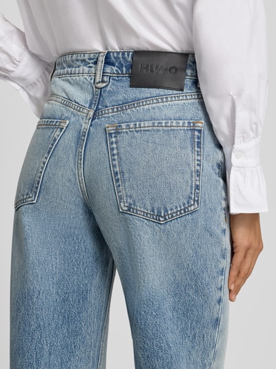 Frauenmodel trägt Straight Fit Jeans aus reiner Baumwolle von HUGO im hellblauen Denim-Look mit Waschung, Nahaufnahme Rückansicht, Damen Straight Fit Jeans von HUGO.