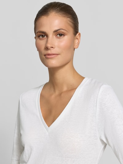 Frauenmodel trägt Regular Fit T-Shirt aus Leinen-Mix Modell 'OPZIONE' von Weekend Max Mara, weiß, Feinstrick, V-Ausschnitt, Nahaufnahme Oberkörper