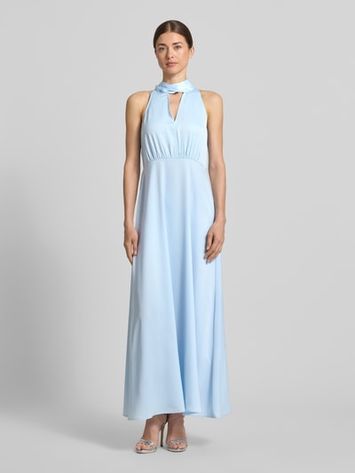Frauenmodel trägt Maxikleid aus Satin mit Stehkragen Modell 'Thea' von YAS in Hellblau, Elastischer-Material-Mix, Tailliert, Ärmelloses-Design, Schlüsselloch-Ausschnitt, Ganzkörperansicht von vorne.