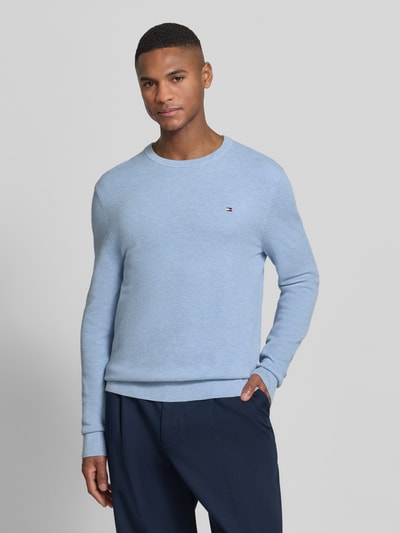 Mannelijk model draagt Regular Fit Gebreide pullover uit puur katoen van Tommy Hilfiger, effen kleur, gebreide look, logodetail, ronde hals, lange mouwen, mouwboord en rompzoom geribd, vooraanzicht bovenlichaam