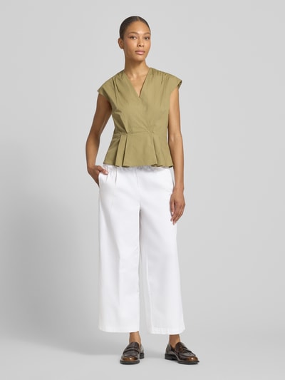 Frauenmodel trägt Regular Fit Culotte aus reiner Baumwolle von s.Oliver RED LABEL in Weiß, unifarben, Twillstruktur, seitliche Eingrifftaschen, Ganzkörperansicht von vorne.